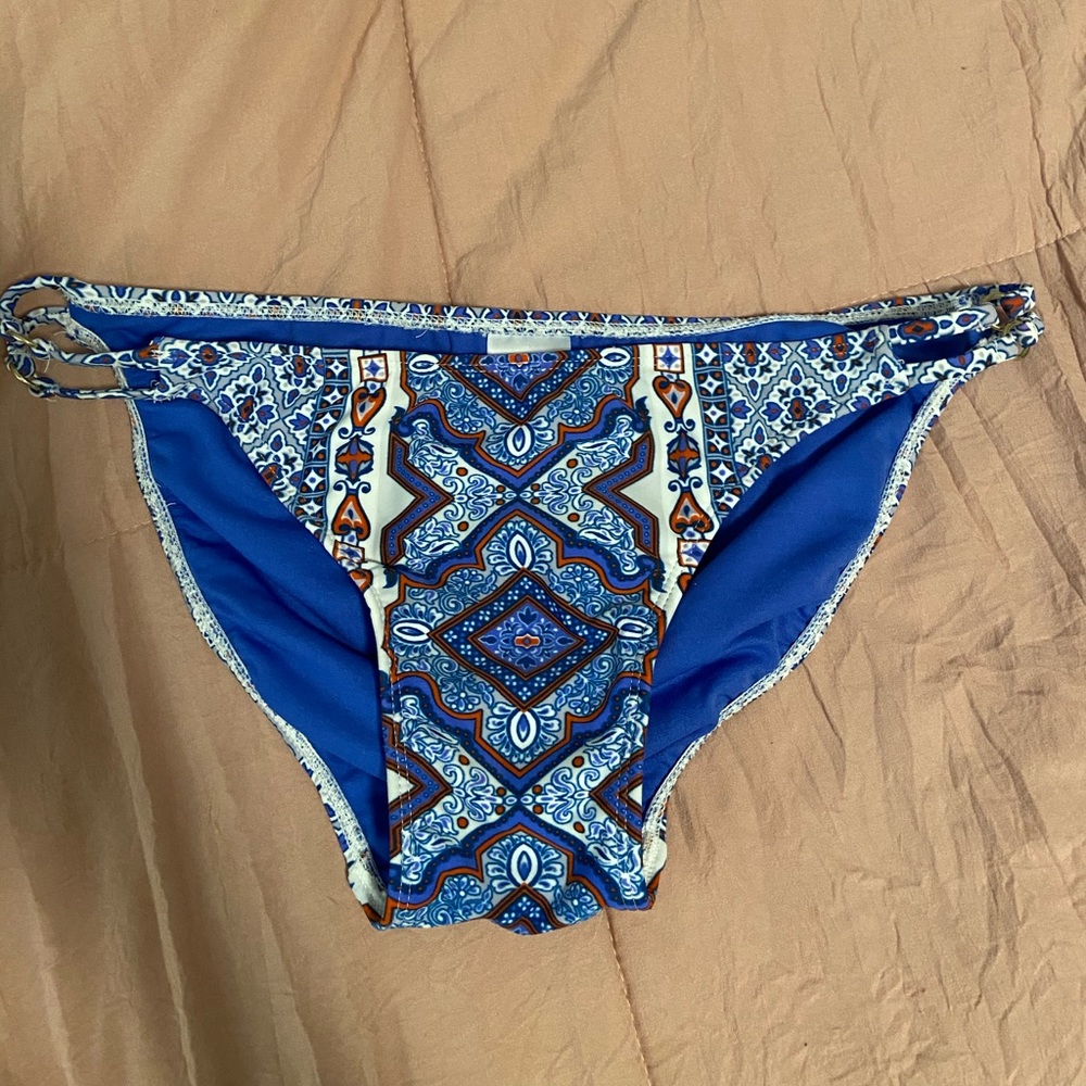 Xhilaration bottoms size M